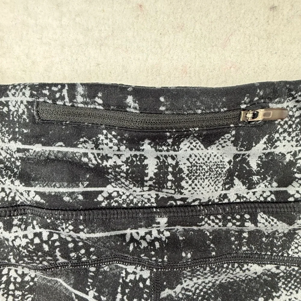 Nike Dri-FIT‎ Women's Athletic Leggings Black Grey Snake Print Size Small